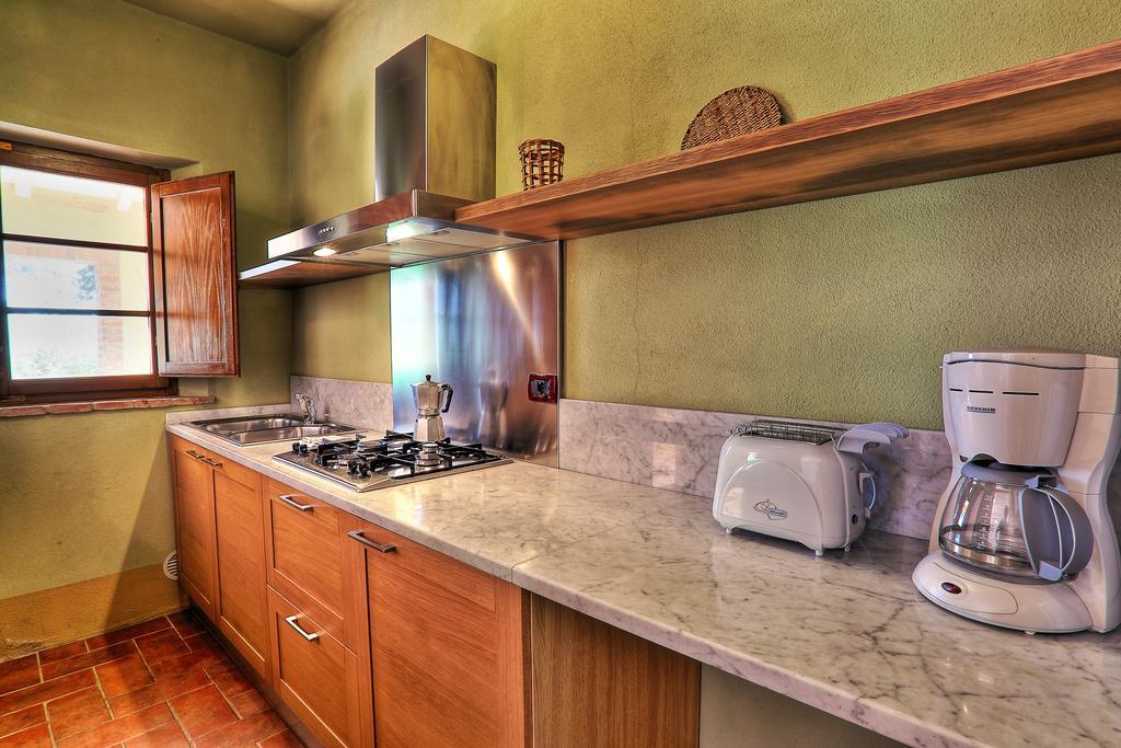 Relais Poggio Al Vento Guest House Pomarance Exterior photo